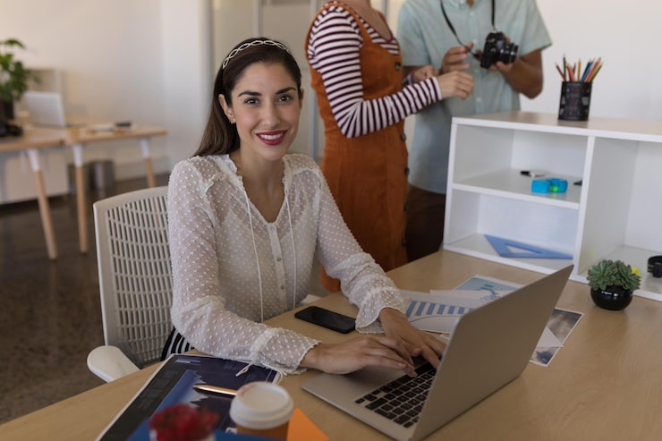 Persona trabajando remotamente